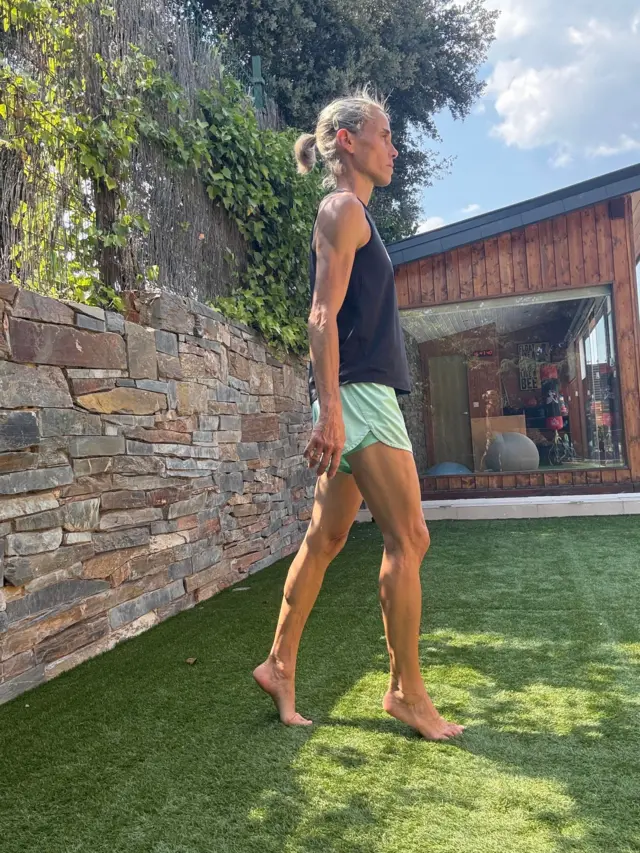 Alicia García muestra como caminar en puntillas