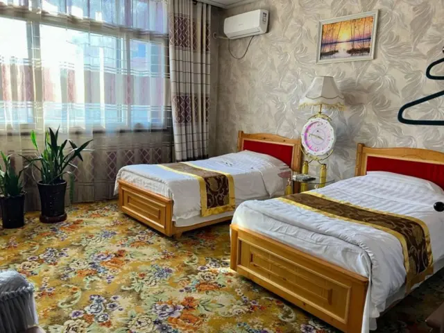 Habitación de hotel con aspecto antiguo en Corea del Norte