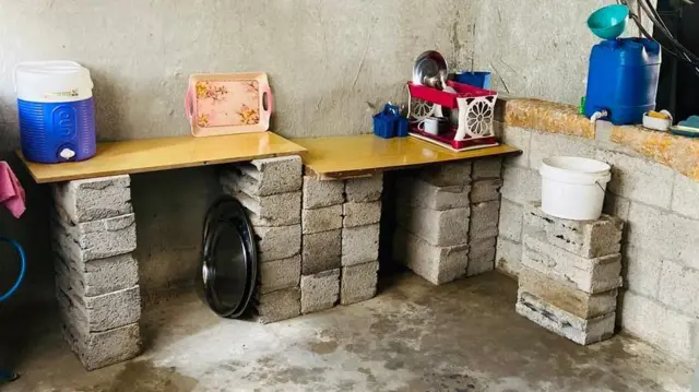 Una imagen de la cocina de Huda que consiste en tablones de madera sobre una pila de ladrillos.