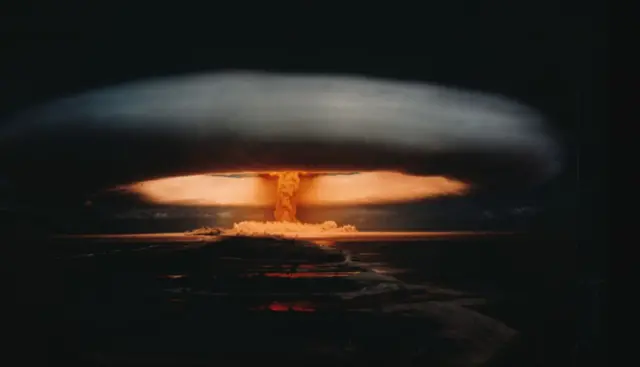 Explosión nuclear y nube de hongo atómico. La imagen muestra un ejercicio nuclear en Mururoa. | Ubicación: Mururoa, Polinesia Francesa, Francia.