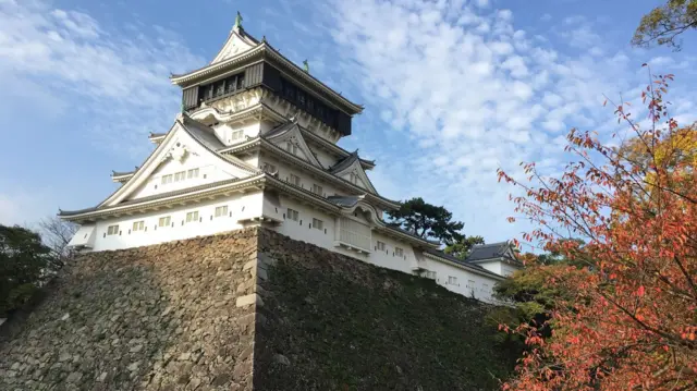 El castillo de Kokura, una de las principales atracciones de Kitakyushu, se ve en un día soleado.