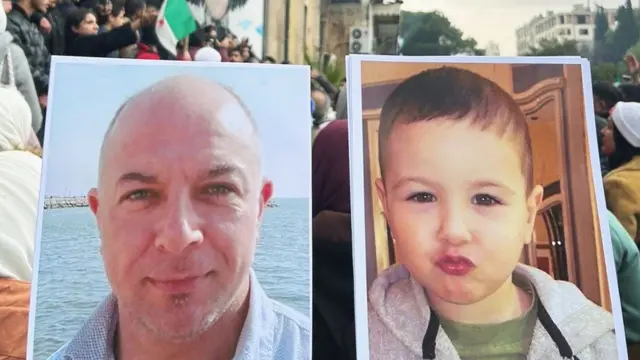 Carteles que muestran a Osama, con el pelo corto o rapado y ojos claros, fotografiado con el océano de fondo, y a Karim, de dos años, con el pelo y los ojos castaños y vestido con una sudadera gris con capucha.