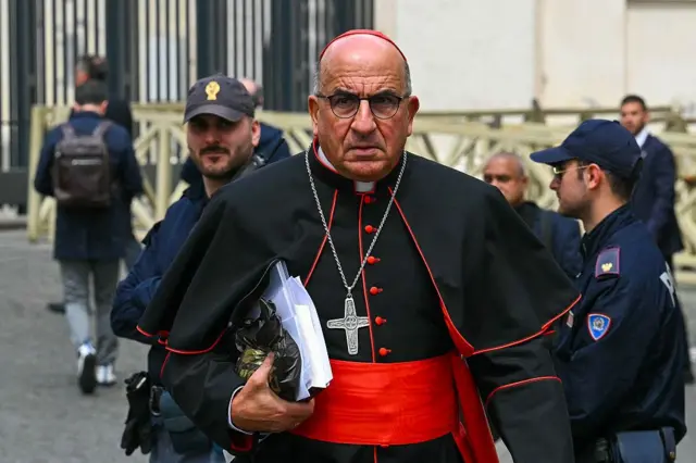 El cardenal chileno Fernando Chomali saliendo del Vaticano, el 24 de abril de 2025.