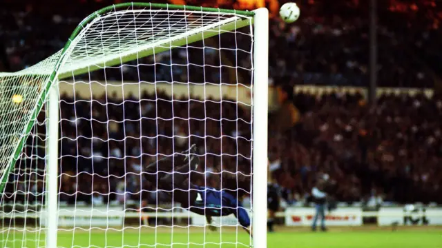 Higuita haciendo la patada del