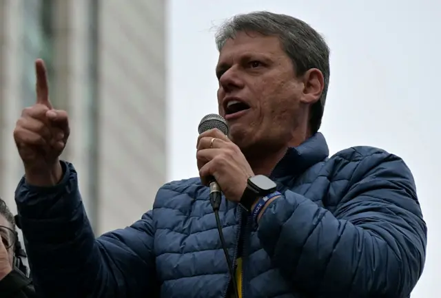 El gobernador de São Paulo, Tarcíso de Freitas, habla en un acto.