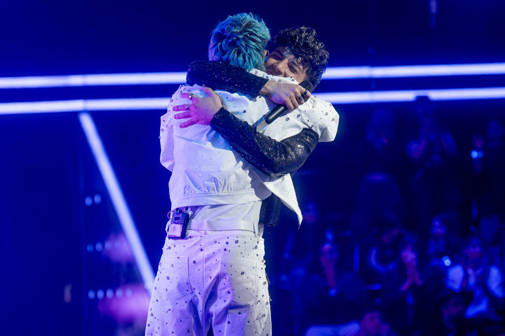 El abrazo del final entre Luck Ra y Behringer, y terminaron en el piso.