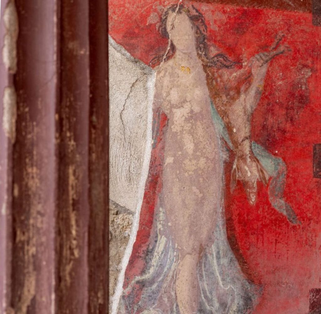 Figura femenina en un fresco de Pompeya