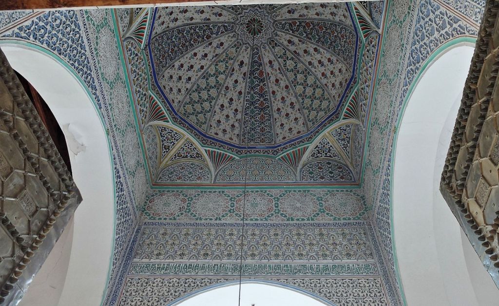 Bóveda con decoración islámica en Al-Qarawiyyin