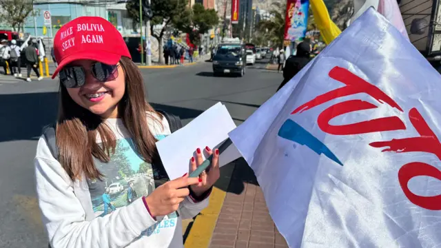 Una mujer sostiene un cartel a favor del candidato Jorge Tuto Quiroga en La Paz, Bolivia. 