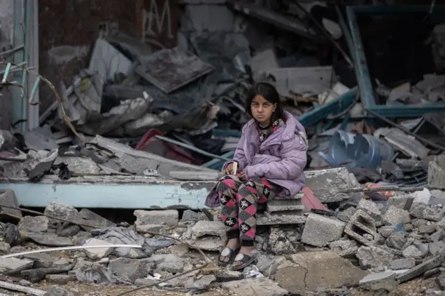 Una niña en las ruinas de Gaza. 