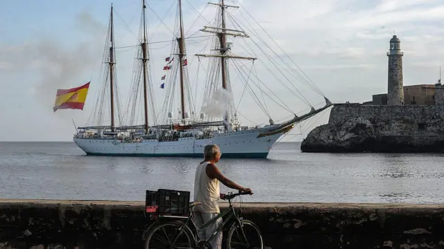 El buque escuela de la Armada Real Española, Juan Sebastián Elcano, llega al puerto de La Habana