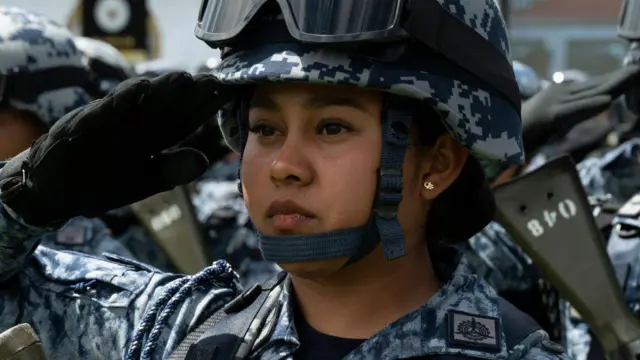Una mujer soldado del ejército de México
