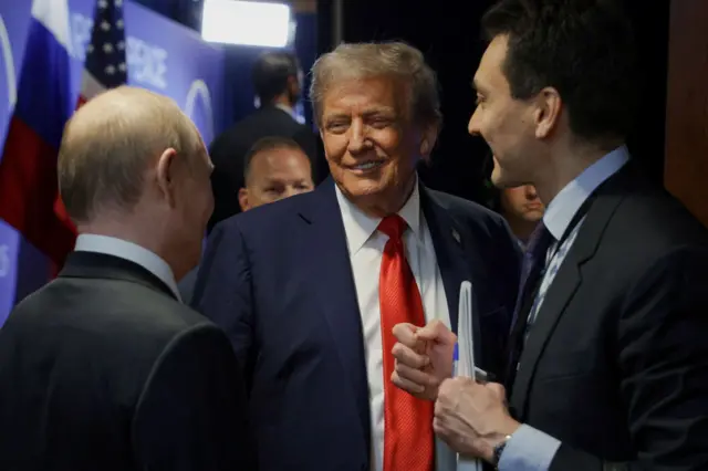 Putin y Trump comparten una broma. El ambiente entre los dos parecía cordial a lo largo de la jornada. 