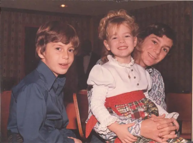 Val con sus dos hermanos cuando niños.