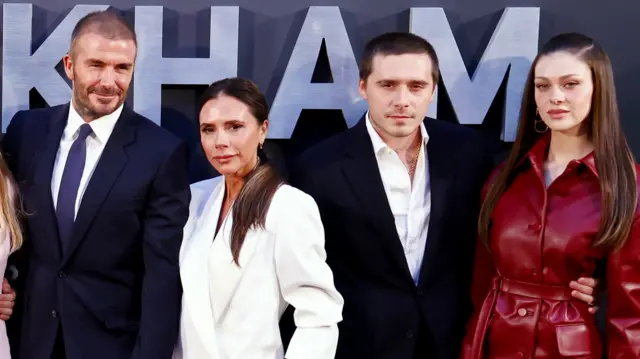 (De izq. a der.) David Beckham, Victoria Beckham, Brooklyn Beckham y Nicola Peltz asisten al estreno británico de