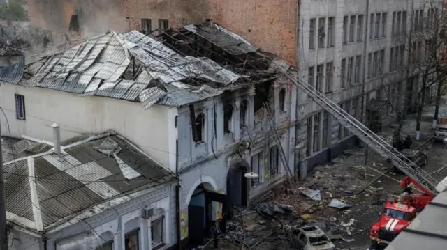 Edificio golpeado por una bomba