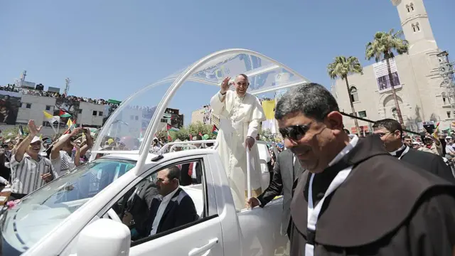 El papa Francisco en el papamóvil en Belén.