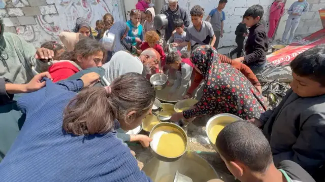 Familias de Gaza compartiendo sopa