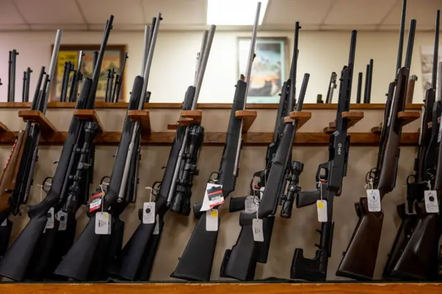 Armas semi automáticas exhibidad en una tienda de texas, Estados Unidos