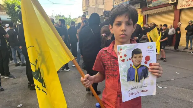 Un niño con una bandera un cartel