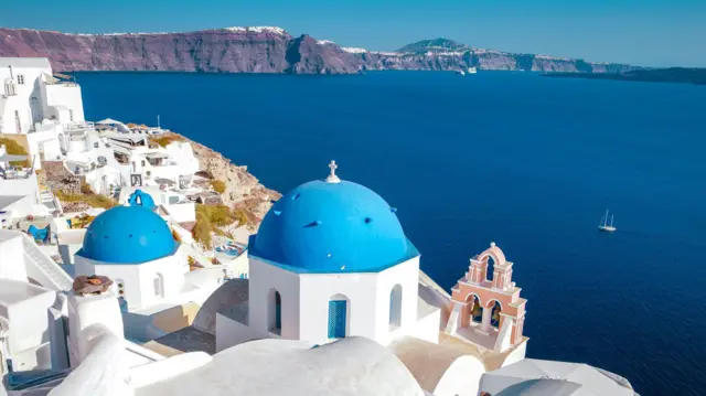 Pueblo de Oia con la iglesia ortodoxa griega en Santorini, Grecia.