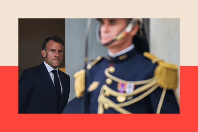 Emmanuel Macron, tras un guardia con uniforme de gala. 