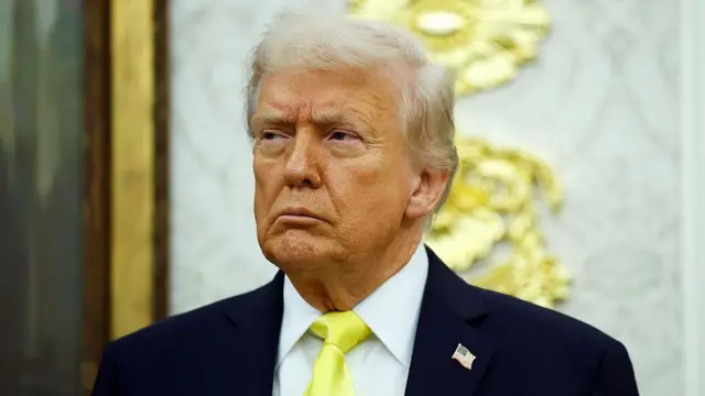 Donald Trump con rostro serio