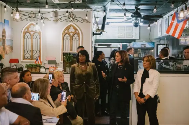 Kamala Harris en un restaurante puertorriqueño en pensilvania 