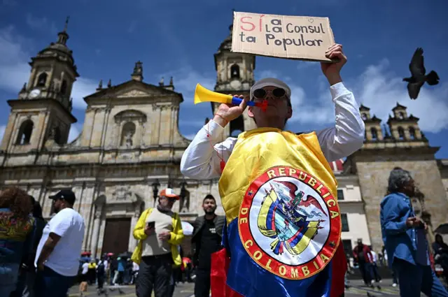 Seguidores de Petro apoyando la consulta popular el 11 de junio.