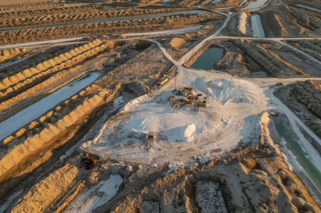 Vista aérea de un terreno que se prepara para la extracción de litio.