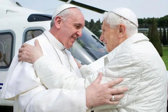 El papa Francisco abraza a Benedicto XVI en los jardines de Castel Gandolfo en marzo de 2013.