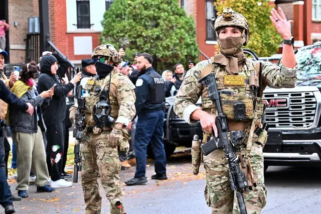 Agentes de ICE en un operativo en el barrio de Little Village de Chicago, donde viven muchos mexicanos.