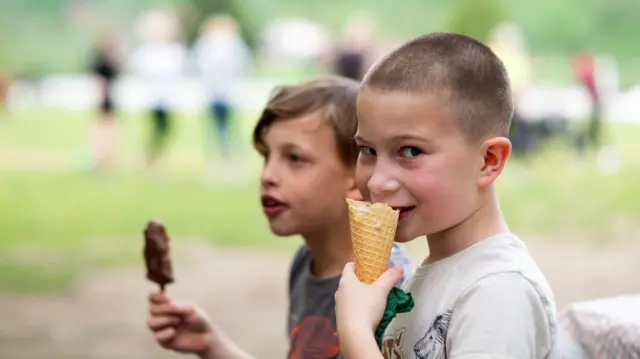 Niños comiendo helado