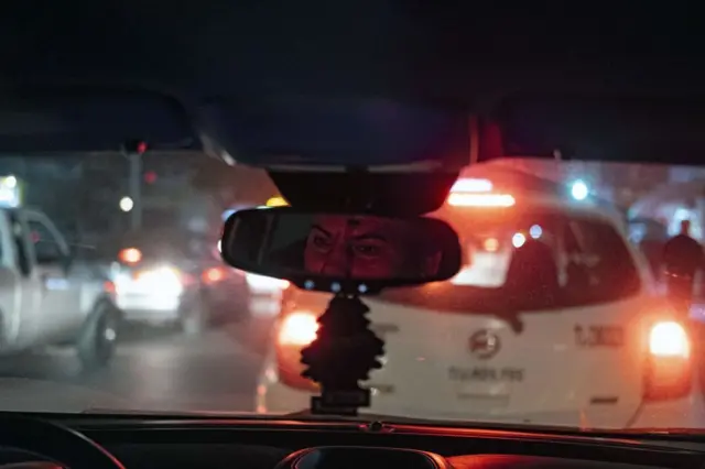 Un hombre conduce un vehículo en Tijuana