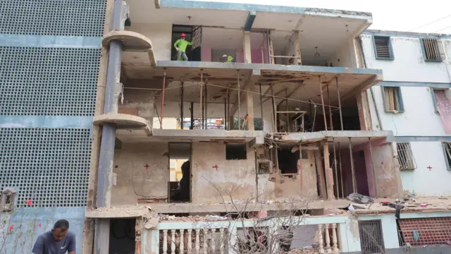 Bloque 12, edificio parcialmente destruído por un misil estadounidense en la ciudad costera Catia La Mar, estado de La Guaira, a unos 35 kilómetros por carretera desde Caracas.