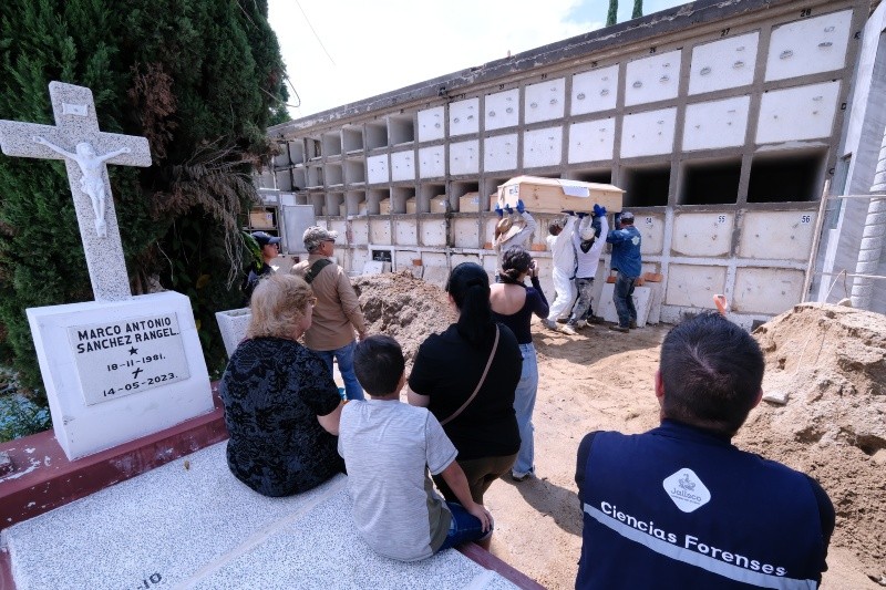 Se llevaron a cabo las tareas de inhumación en tumbas verticales, de forma individual, plenamente ubicado y donde sus familiares podrán acudir. ESPECIAL / Seguridad Jalisco Se llevaron a cabo las tareas de inhumación en tumbas verticales, de forma individual, plenamente ubicado y donde sus familiares podrán acudir. ESPECIAL / Seguridad Jalisco