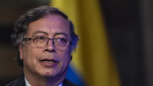 primer plano del rostro de gustavo petro. Lleva anteojos y tiene la boca abierta mientras habla. 