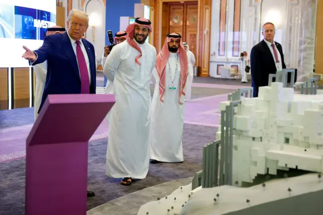 Trump en Riad acompañado de Mohamed bin Salman y otras personas