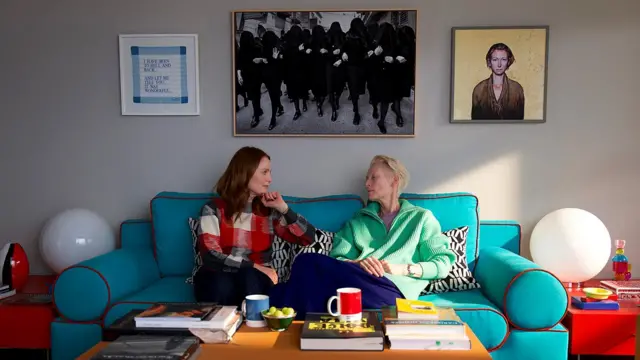 Tilda Swinton y Julianne Moore en una escena de 