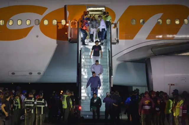 Momento en el que deportados venezolanos bajan de un avión de Conviasa.