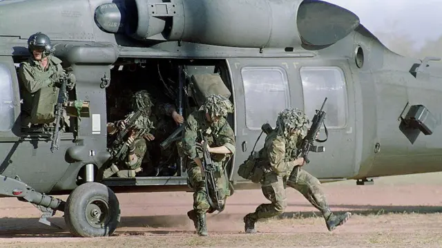 Soldados estadounidenses aterrizando en un puesto de mando militar leal al general Manuel Antonio Noriega el 23 de diciembre de 1989 en Santiago, a 320 kilómetros al norte de la capital.