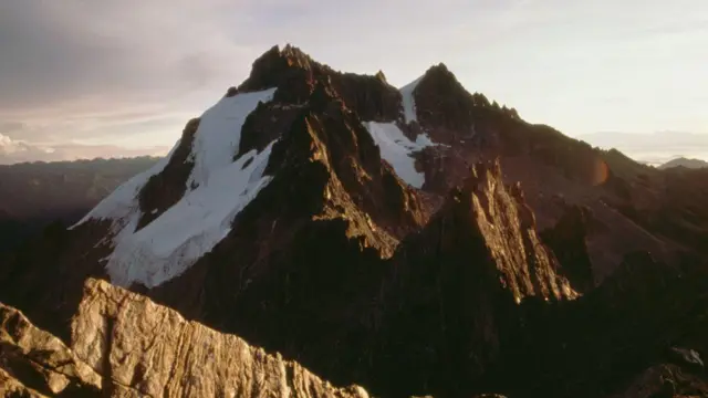 El Pico Bolívar con la cumbre nevada. 
