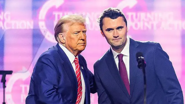 El activista de derecha estadounidense Charlie Kirk (der.) habla en el escenario con el presidente Donald Trump en el America Fest 2024 en Phoenix, Arizona, el 22 de diciembre de 2024.