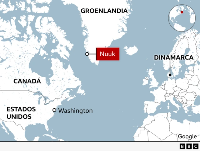 Mapa que muestra la ubicación de Groenlandia y su distancia de Estados Unidos y la Dinamarca continental. 