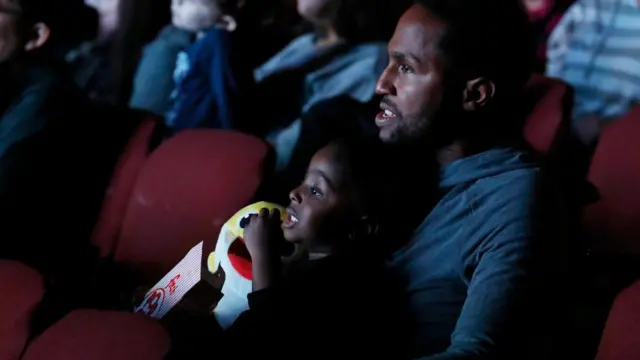Un padre y su hijo disfrutan del espectáculo 