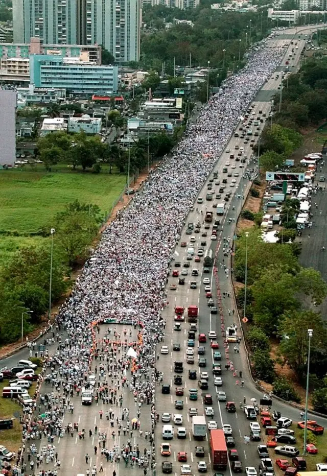 Miles de personas marchan por una de las principales autopistas de San Juan, Puerto Rico, en contra de los ejercicios de la marina de ee.uu. en vieques