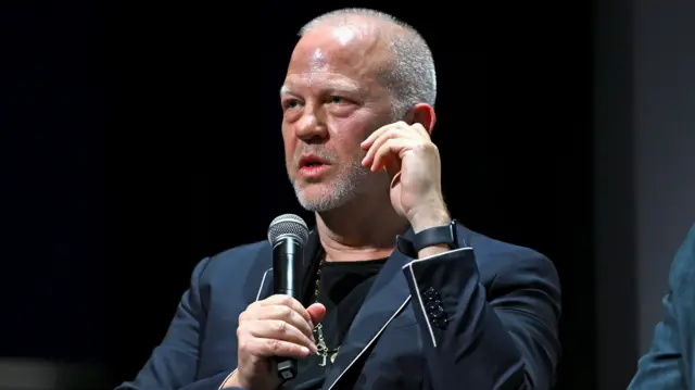 El director y guionista Ryan Murphy hablando sobre la serie en un evento en Nueva York a principios de este mes.