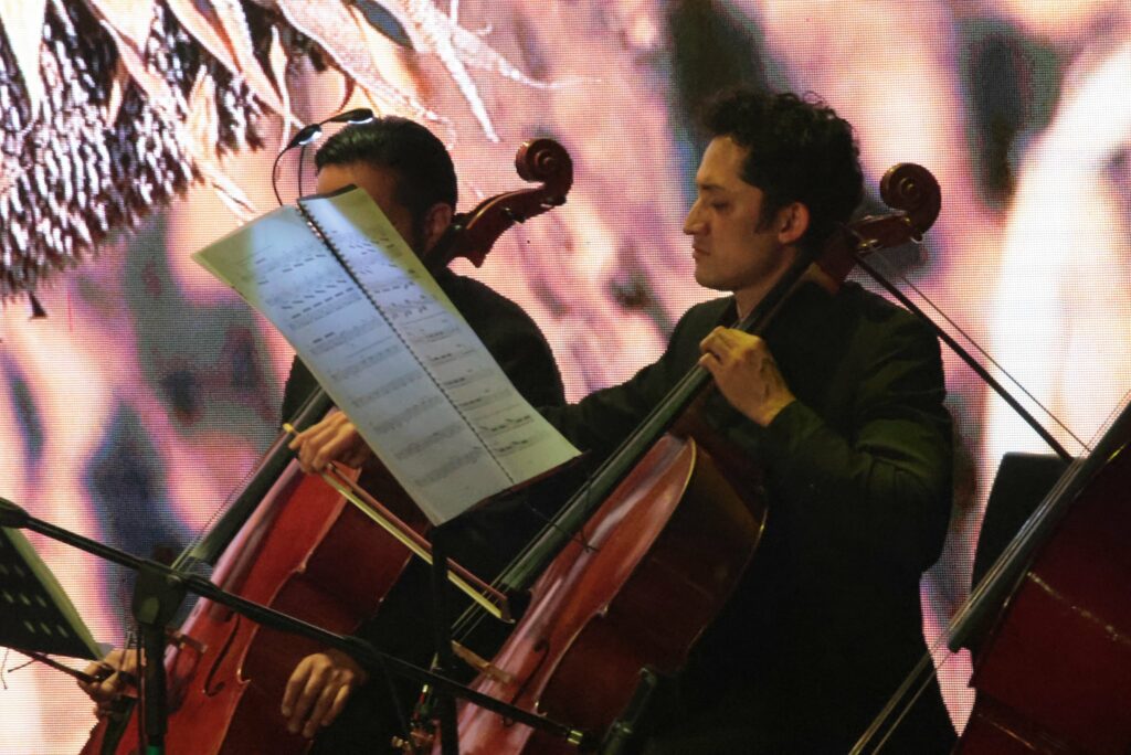 Más de 60 músicos en escena llenan de magia cada nota durante el concierto sinfónico.
