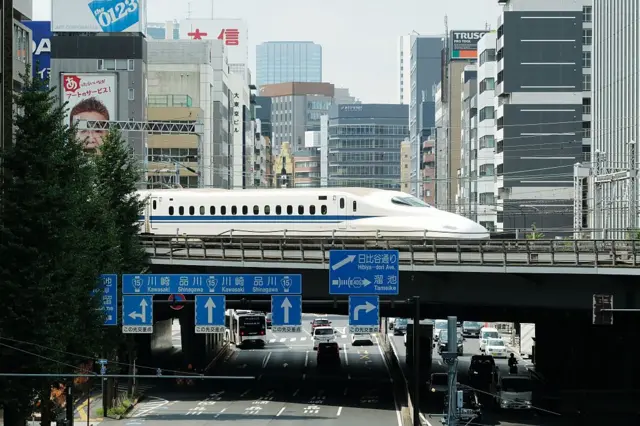 Un tren bala japonés entrando a Tokio