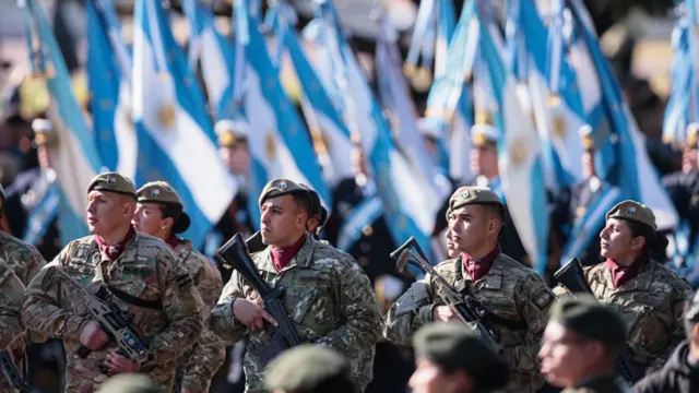La armada argentina desfila con sus armas en mano.